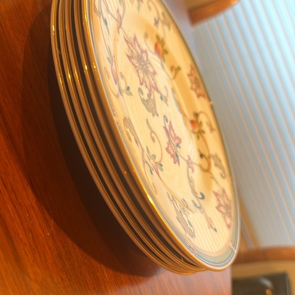 Wedgwood china Oberon pattern 8-1:4” salad plates - Picture 2 of 3